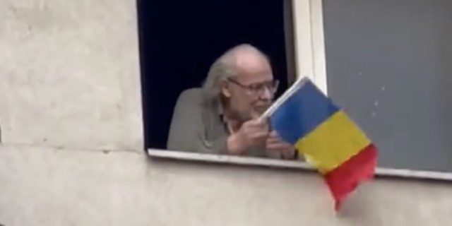 Momentul de solidaritate și emoție la marșul pro-european: un bătrânel cu tricolorul în mână salută tinerii de la fereastra apartamentului său