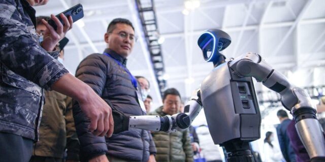 Planul Chinei de a revoluționa industria prelucrătoare cu roboți umanoizi alimentați de AI