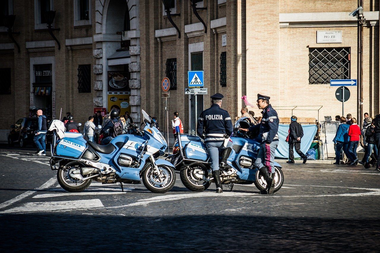 Atenție șoferi! Semnalizarea prezenței poliției cu farurile în Italia poate duce la amenzi și închisoare 1 image