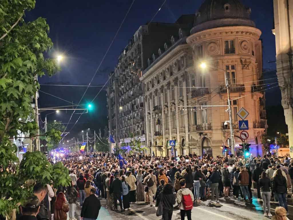 VIDEO Mii de oameni acum la sediul de campanie al lui Nicușor Dan, care a ieșit în balconul Hotelului Cișmigiu / „Avem președinte”, scandează mulțimea / E blocat Bulevardul Elisabeta 3 sustinatori nicusor dan6
