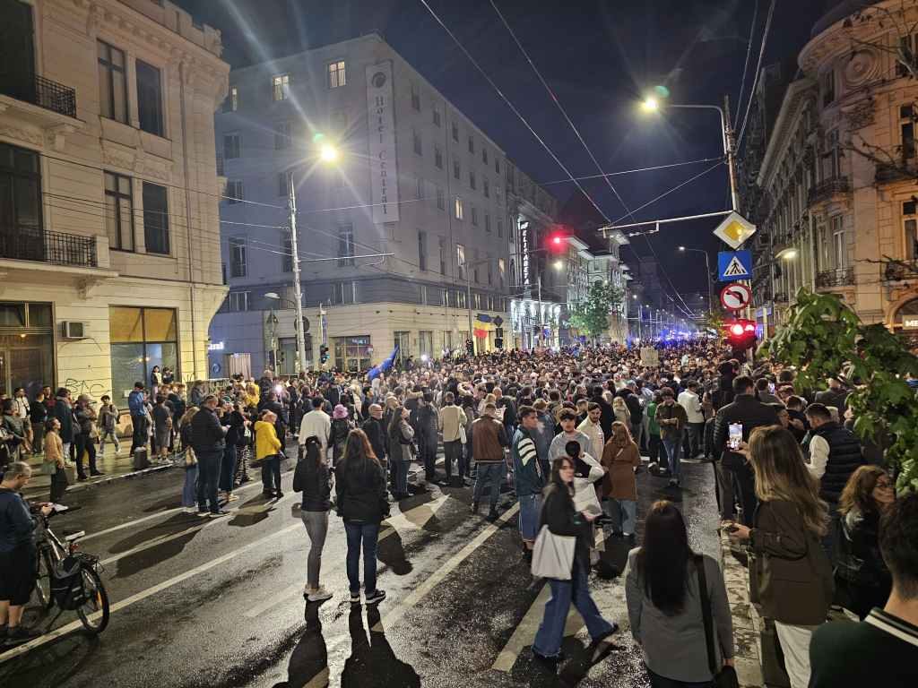 VIDEO Mii de oameni acum la sediul de campanie al lui Nicușor Dan, care a ieșit în balconul Hotelului Cișmigiu / „Avem președinte”, scandează mulțimea / E blocat Bulevardul Elisabeta 4 sustinatori nicusor dan7