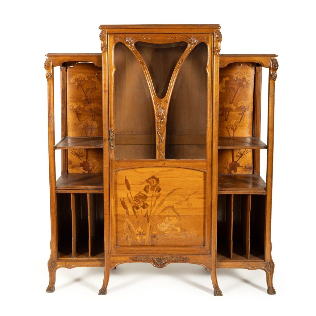 S-a deschis expoziția Licitației Artmark de Eleganță – Ceasuri, Mașini, Poșete, Bijuterie, Aur și Diamante! Suma prețurilor de pornire: 1.000.000 € 1 vitrina Galle stil Art Nouveau