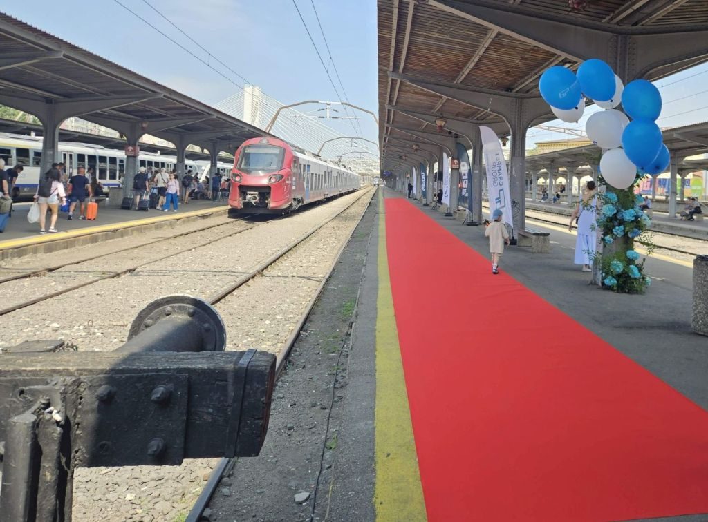 FOTO Cum arată trenul diesel fabricat la Pașcani. A fost prezentat oficial joi, la peste 10 ani de la începerea construcției 1 Covor rosu la linia 10 in Gara de Nord