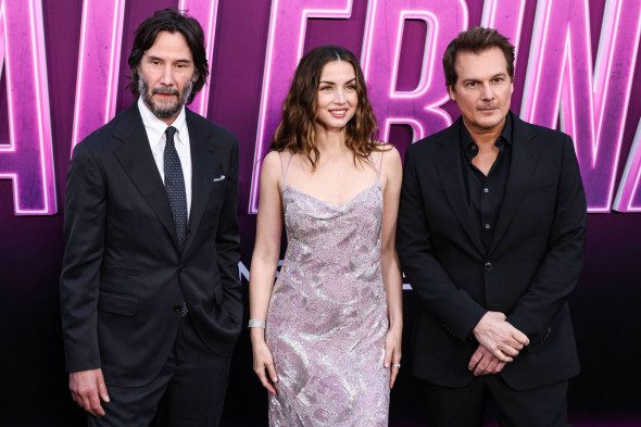 Keanu Reeves, apariție romantică alături de iubita lui, la premiera „Ballerina”. Complicitate tandră și o normalitate cuceritoare 1 Keanu Reeves, Ana de Armas, Len Wiseman
