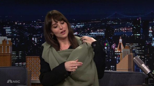 Dakota Johnson, într-o fustă mini și un sacou cu decolteu abisal, în direct la tv: „E clar că am ales ținuta greșită” 1 Dakota Johnson