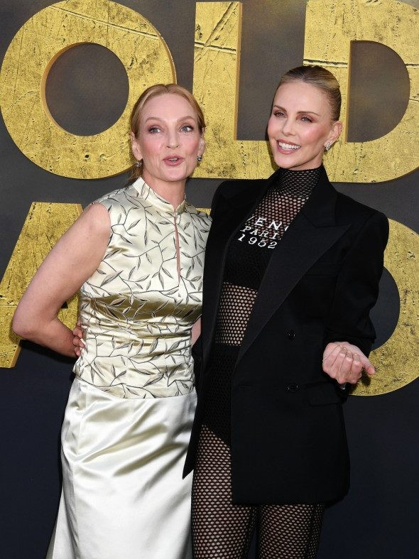 Într-o lună face 50 de ani, dar arată din ce în ce mai bine. Charlize Theron, în lenjerie și salopetă din plasă, pe covorul roșu 1 Charlize Theron și Uma Thurman, premiera 'The Old Guard 2'
