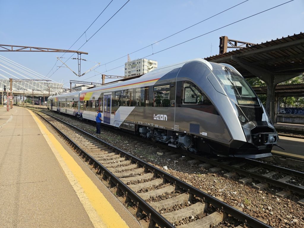 FOTO Cum arată trenul diesel fabricat la Pașcani. A fost prezentat oficial joi, la peste 10 ani de la începerea construcției 3 Trenul diesel Leon produs la Pascani