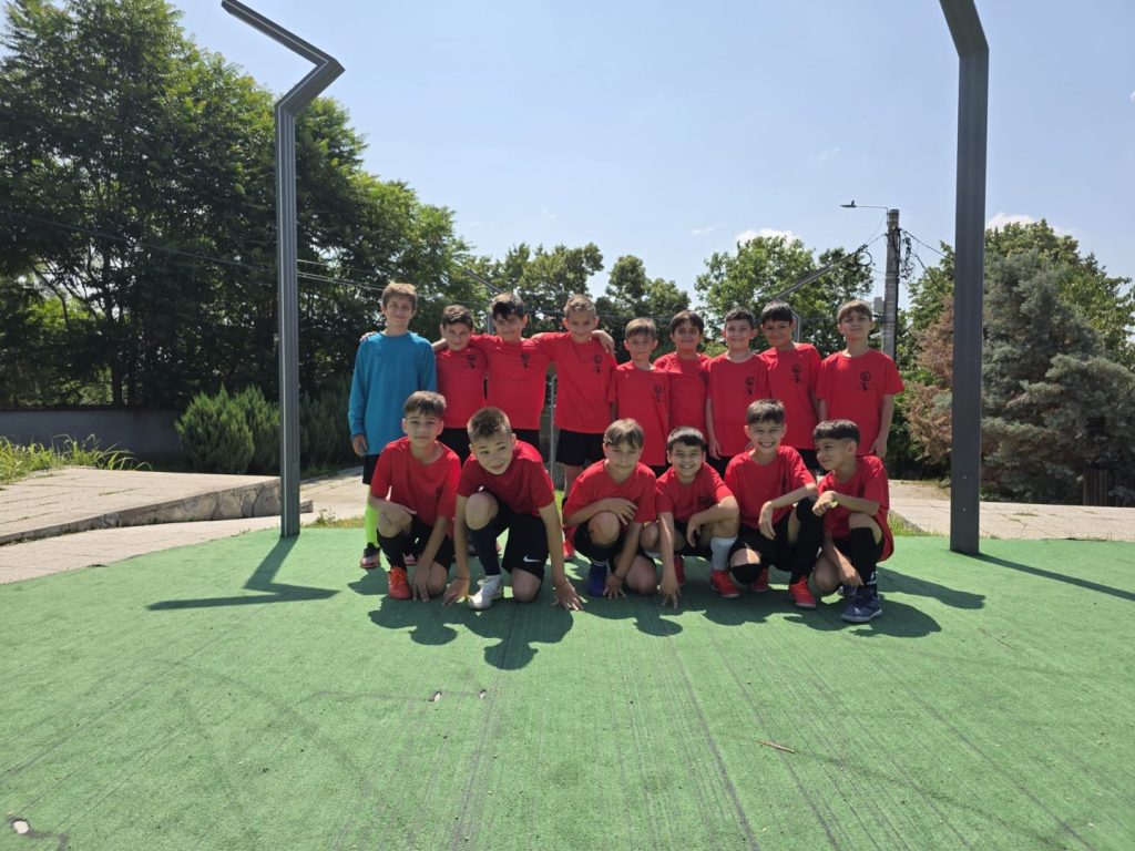 Grup de tineri fotbaliști din ACS Unirea Dobroești Grupa 2015–2016 ținând o diplomă la ceremonia de premiere a Ligii de Copii 2024–2025 din București.