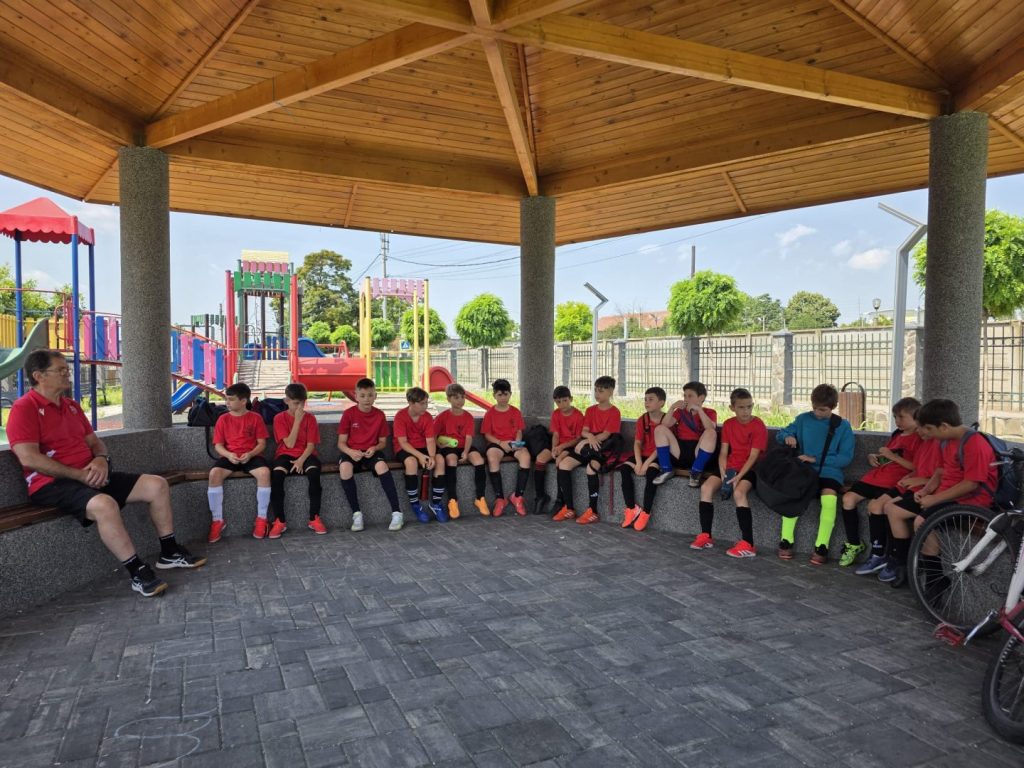 Tineri fotbaliști din ACS Unirea Dobroești Grupa 2015–2016 râzând împreună în vestiar după un antrenament.