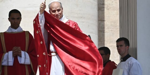 Alegerea vestimentară a Papei Leon al XIV-lea: O întoarcere la tradiție sau doar un gest simbolic?