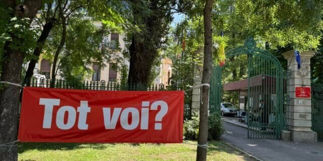 Banner cu mesajul "Tot voi?" amplasat în fața sediului PSD de către un activist în timpul negocierilor pentru formarea noului guvern