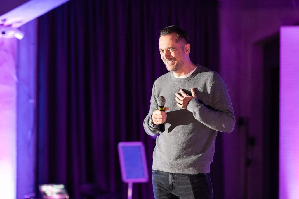 De la un pub din județul Arad la un imperiu creativ: cum a transformat Călin Crețu o pasiune pentru stand-up într-un business scalabil