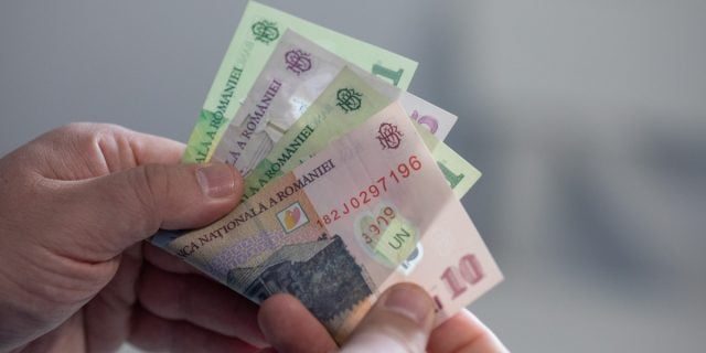 Guvernul Bolojan plafonează sporul de condiții vătămătoare la 300 lei brut pentru bugetari