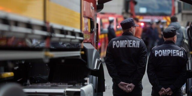 Incendiu devastator la acoperișul unui bloc din Slatina: Peste 20 de persoane evacuate, intervenția a 50 de pompieri