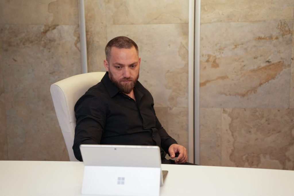 Povestea lui George Reteșan: De la Drept la sănătate alternativă