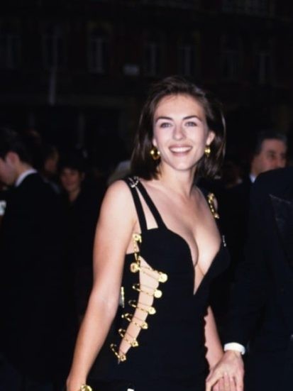 Rochia Versace purtată de Elizabeth Hurley, vândută la licitație pentru 12.090 de euro 1 ELIZABETH HURLEY Versace
