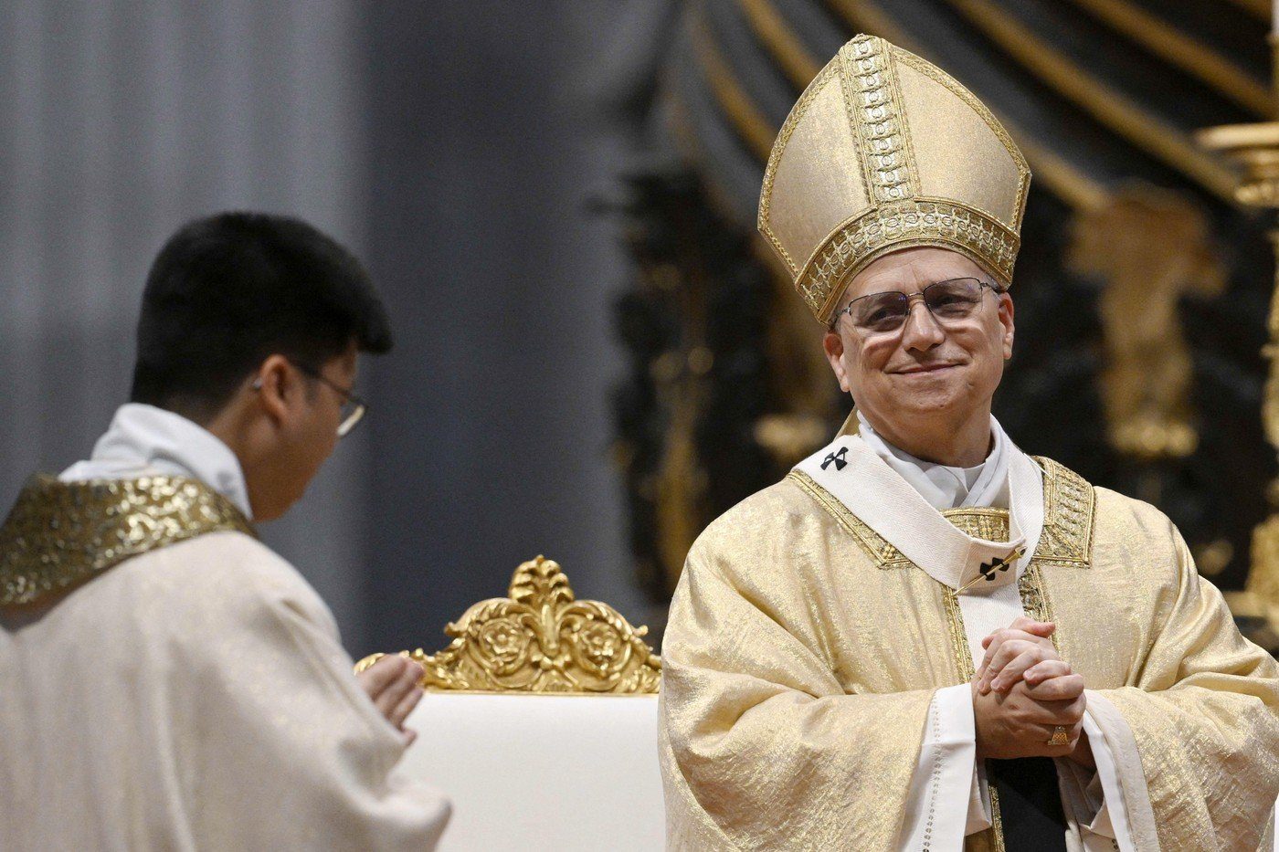 Alegerea vestimentară a Papei Leon al XIV-lea: O întoarcere la tradiție sau doar un gest simbolic? 3 Papa Leon XIV