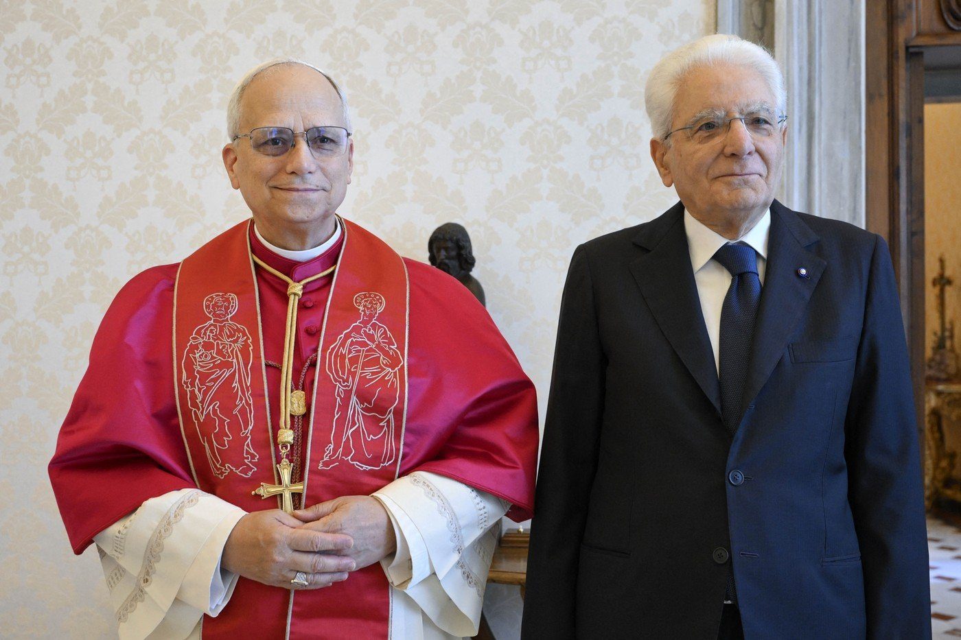 Alegerea vestimentară a Papei Leon al XIV-lea: O întoarcere la tradiție sau doar un gest simbolic? 1 papa leon XIV