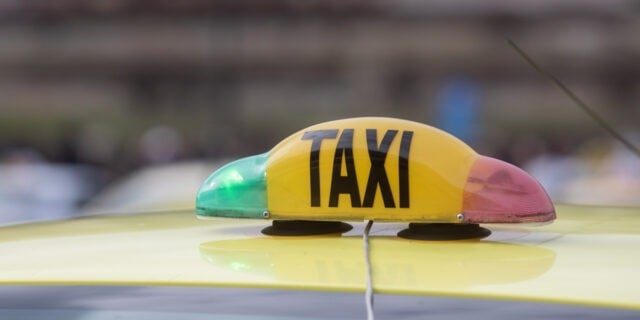 Taximetristul care a încasat 400 de euro de la un cetățean nigerian pentru o cursă Otopeni-București a fost reținut pentru înșelăciune