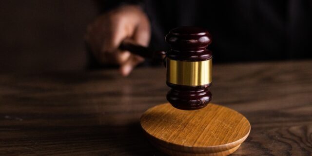 ### Un judecător federal american oprește expulzarea familiei autorului atacului terorist din Colorado