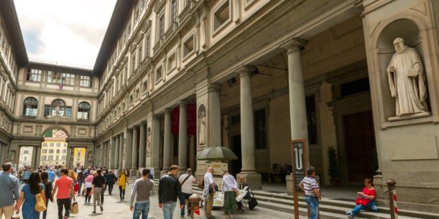 Un turist distruge accidental o pictură inestimabilă în Galeria Uffizi din Florența
