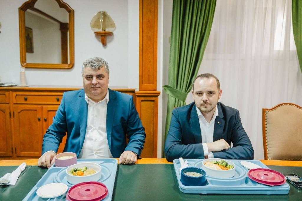 File de somon, la masa de la spital, chiar la vizita ministrului. În fața acuzațiilor că a regizat momentul, managerul spitalului din Târgu Mureș arată meniul complet al pacienților / Ce spune Rogobete 2 517990009 1121319500041951 3726017509880601408 n