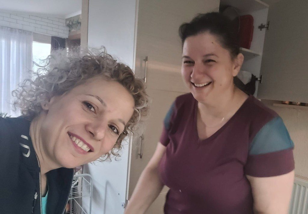 „«Avem de toate» înseamnă să lăsăm sistemul să ne ia pielea de pe noi”. Cazul care a dus la controale la Centrul de Arși Floreasca: din „lagăr”, în Belgia „unde nu mai doare nimic” 1 Alina și Lavinia / Foto: Facebook - Alina Alexandru