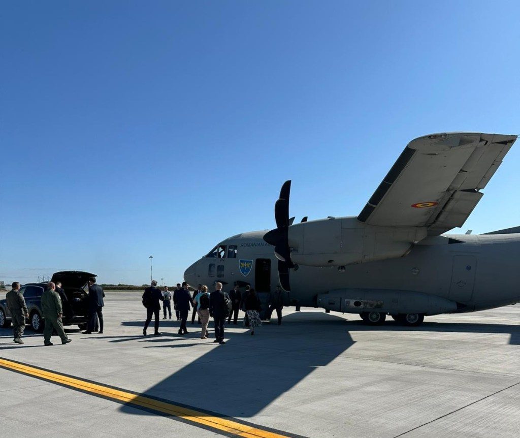 FOTO Cu cine merge Nicușor Dan în vizita oficială din Germania / Imagini din avion 1 Avionul cu care merge delegatia romana in Germania