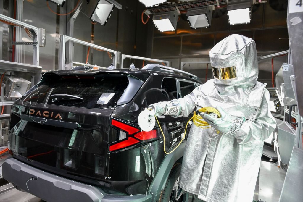 Cum arată laboratorul secret al Renault de la Titu. Locul în care sunt testate vehiculele Dacia în moduri extreme 8 Duster testat in simulator la RTR Titu
