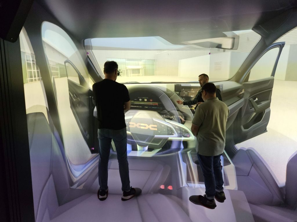 Cum arată laboratorul secret al Renault de la Titu. Locul în care sunt testate vehiculele Dacia în moduri extreme 9 In laboratorul de realitate virtuala CAVE