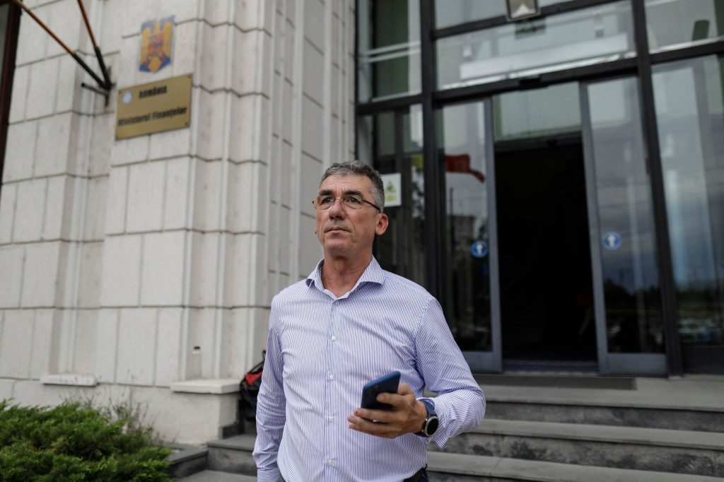 Liderul sindical Vasile Marica in fata sediului Ministerului Finantelor Publice