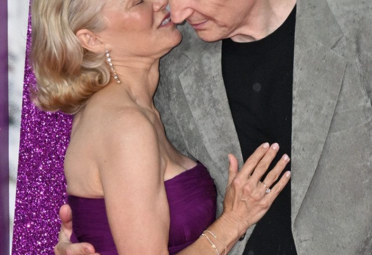 Pamela Anderson și Liam Neeson, moment inedit pe covorul roșu. Actrița l-a sărutat pe obraz fără jenă: „Abia mi-am început cariera” 1