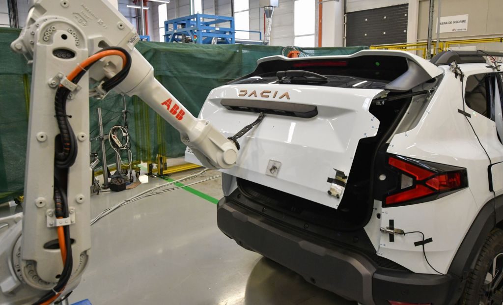 Cum arată laboratorul secret al Renault de la Titu. Locul în care sunt testate vehiculele Dacia în moduri extreme 4 Robot care dechide portbajaul de mii de ori