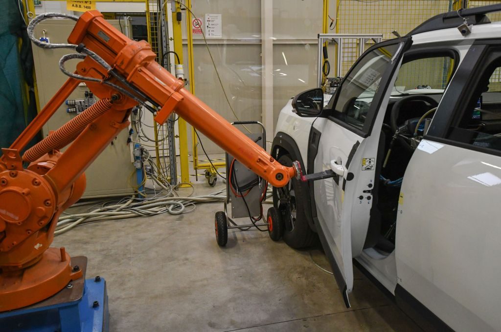 Cum arată laboratorul secret al Renault de la Titu. Locul în care sunt testate vehiculele Dacia în moduri extreme 1 Robot care deschide de mii de ori o portiera
