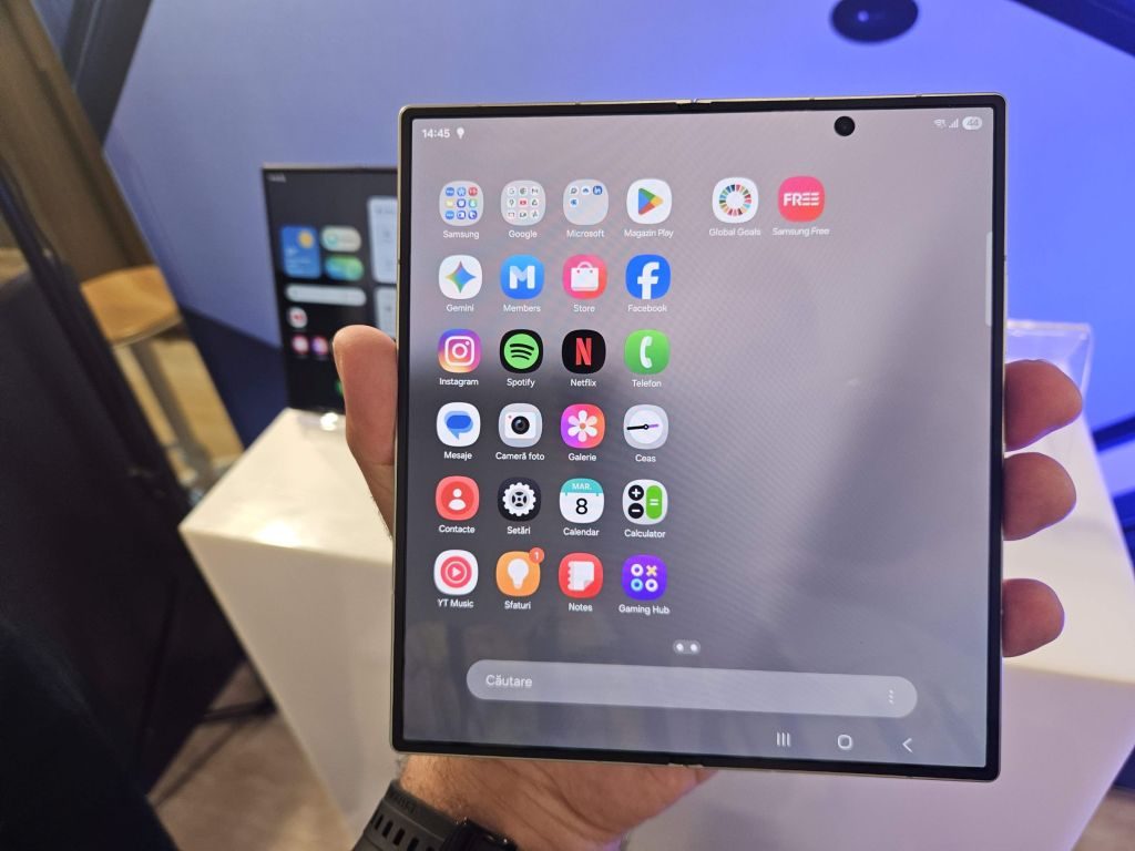 FOTO Samsung a lansat telefoanele pliabile Galaxy Z Fold7 și ZFlip7. Ce aduc nou și cât costă 2 Samsung Galaxy ZFold7 desfacut