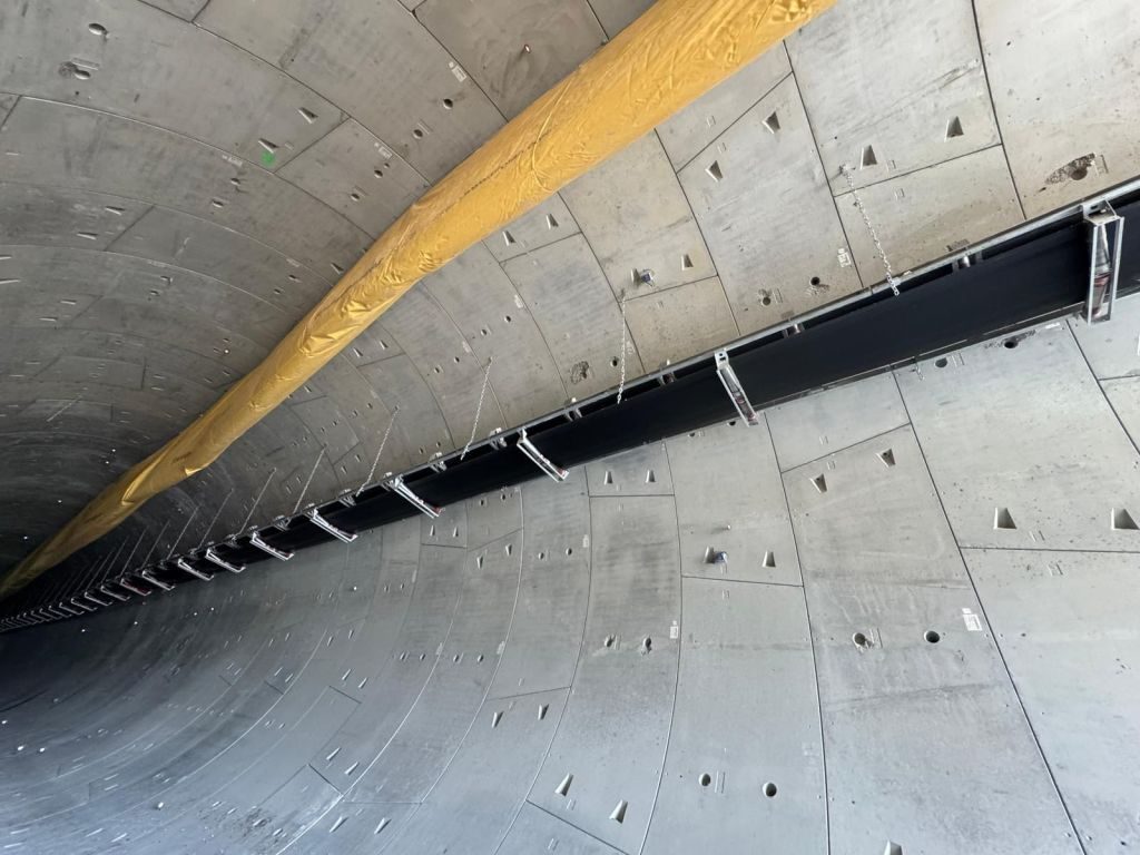 FOTO Cum arată șantierul celor mai lungi tunele feroviare din țară și în ce ritm avansează „cârtițele” 1 Sectiune de tunel forata