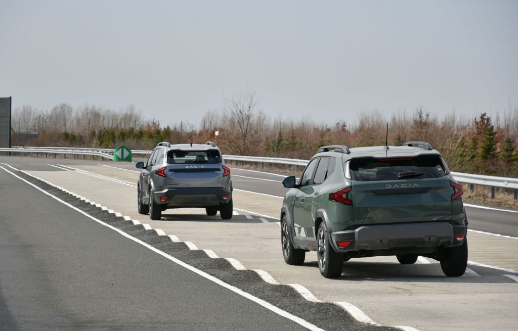 Cum arată laboratorul secret al Renault de la Titu. Locul în care sunt testate vehiculele Dacia în moduri extreme 6 Teste pe pistele RTR Titu