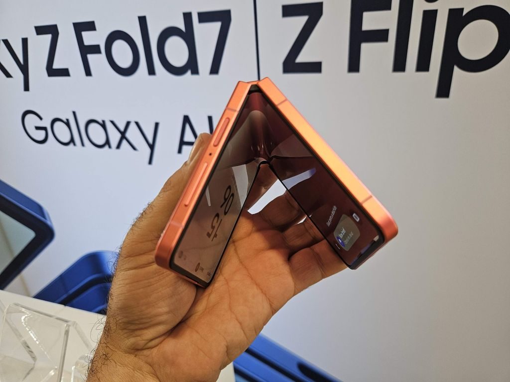 FOTO Samsung a lansat telefoanele pliabile Galaxy Z Fold7 și ZFlip7. Ce aduc nou și cât costă 4 Un ZFlip7 portocaliu