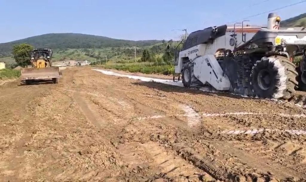 FOTO Cum arată șantierul celor mai lungi tunele feroviare din țară și în ce ritm avansează „cârtițele” 2 Utilaje de santier
