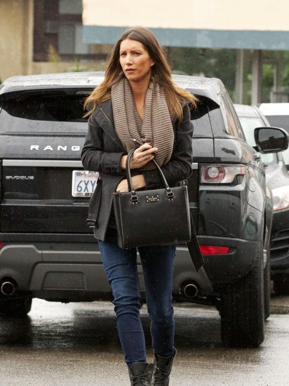 Jeremy Renner, despre acuzația că și-ar fi amenințat fosta soție cu moartea: „M-a durut, m-a dezumanizat!” 1 **EXCLUSIVE** FIRST BABY BUMP PICTURES: Sonni Pacheco, mother of Jeremy Renner's baby, shows off her growing figure as she gets lunch in LA