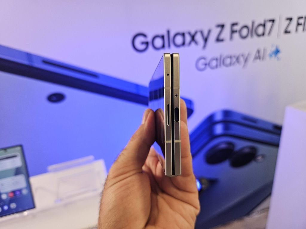 FOTO Samsung a lansat telefoanele pliabile Galaxy Z Fold7 și ZFlip7. Ce aduc nou și cât costă 1 ZFold 7 pliat