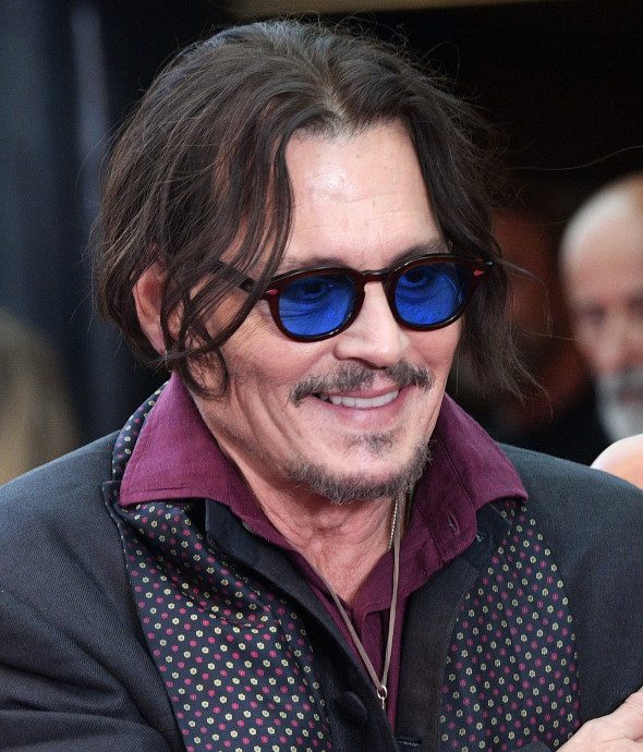 Johnny Depp, zâmbitor pe covorul roșu la premiera filmului „Modi” din Londra. Este prima sa regie în peste 20 de ani 1 Johnny Depp/ Profimedia