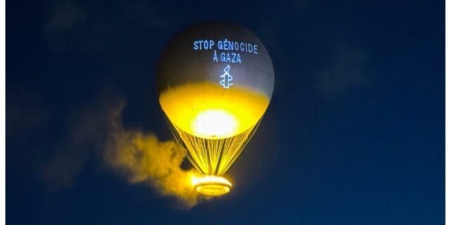 Amnesty International proiectează un mesaj de 30 de metri înălțime în semn de protest la un an de la Jocurile Olimpice