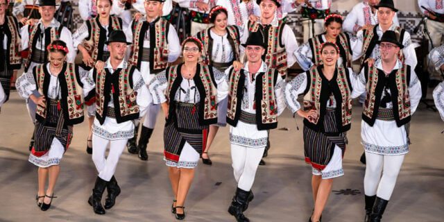 Dansatori din nouă țări vor încânta publicul la Festivalul de Folclor „Hora din Străbuni” de la Vaslui