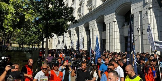 Federația Națională a Sindicatelor din Administrație denunță metodele totalitare folosite de șeful cancelariei prim-ministrului pentru a reprima protestele: planul de restructurare cu 30% a personalului