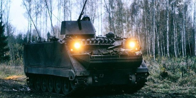 Letonia extinde sprijinul militar către Ucraina: Livrare de transportoare blindate