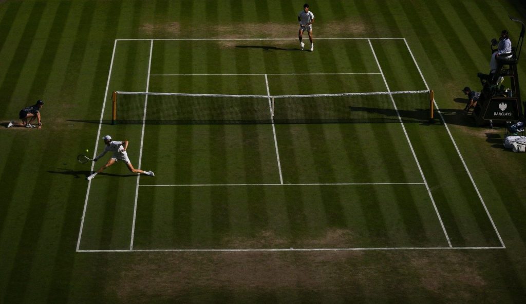 **Jannik Sinner triumfă într-un mod neașteptat în finala de la Wimbledon împotriva lui Carlos Alcaraz**