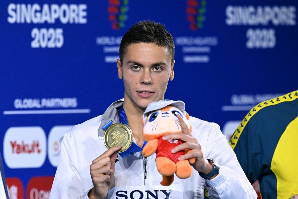 David Popovici devine campion mondial la 100 m liber într-o cursă fabuloasă la Singapore