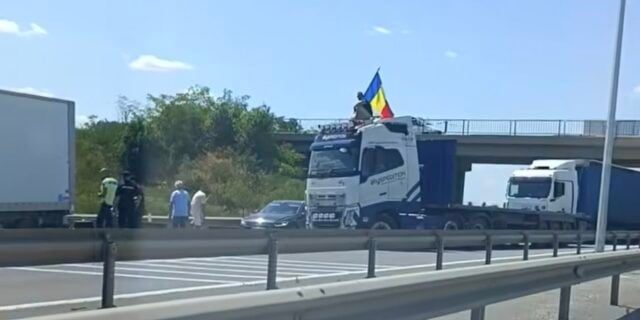 Șoferul care a blocat traficul pe A1 și s-a urcat pe cabina TIR-ului, reținut pentru împiedicarea circulației / 13 pietoni amendați cu 40.500 de lei