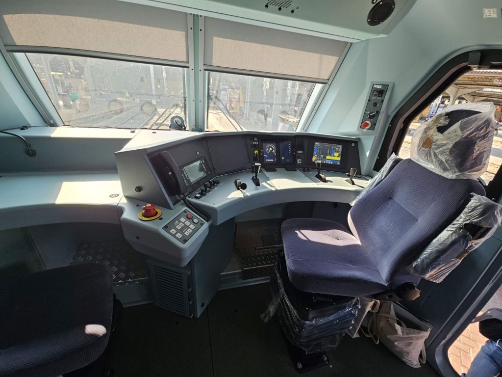 FOTO Atinge 200 km/h și poate tracta trenuri cu 16 vagoane. Cum arată cea mai modernă locomotivă cumpărată de statul român 2 Bordul locomotivei Alstom